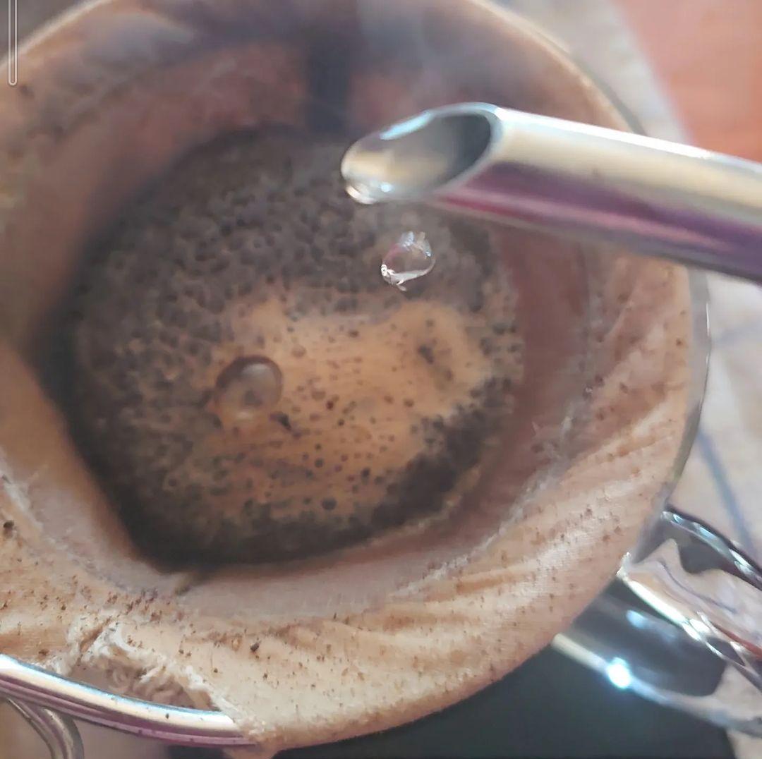 【013-24】鮮度が決め手　自家焙煎コーヒー　粉　100g×3種　（産地はお任せ　浅煎り・中煎り・深煎りの3種類）