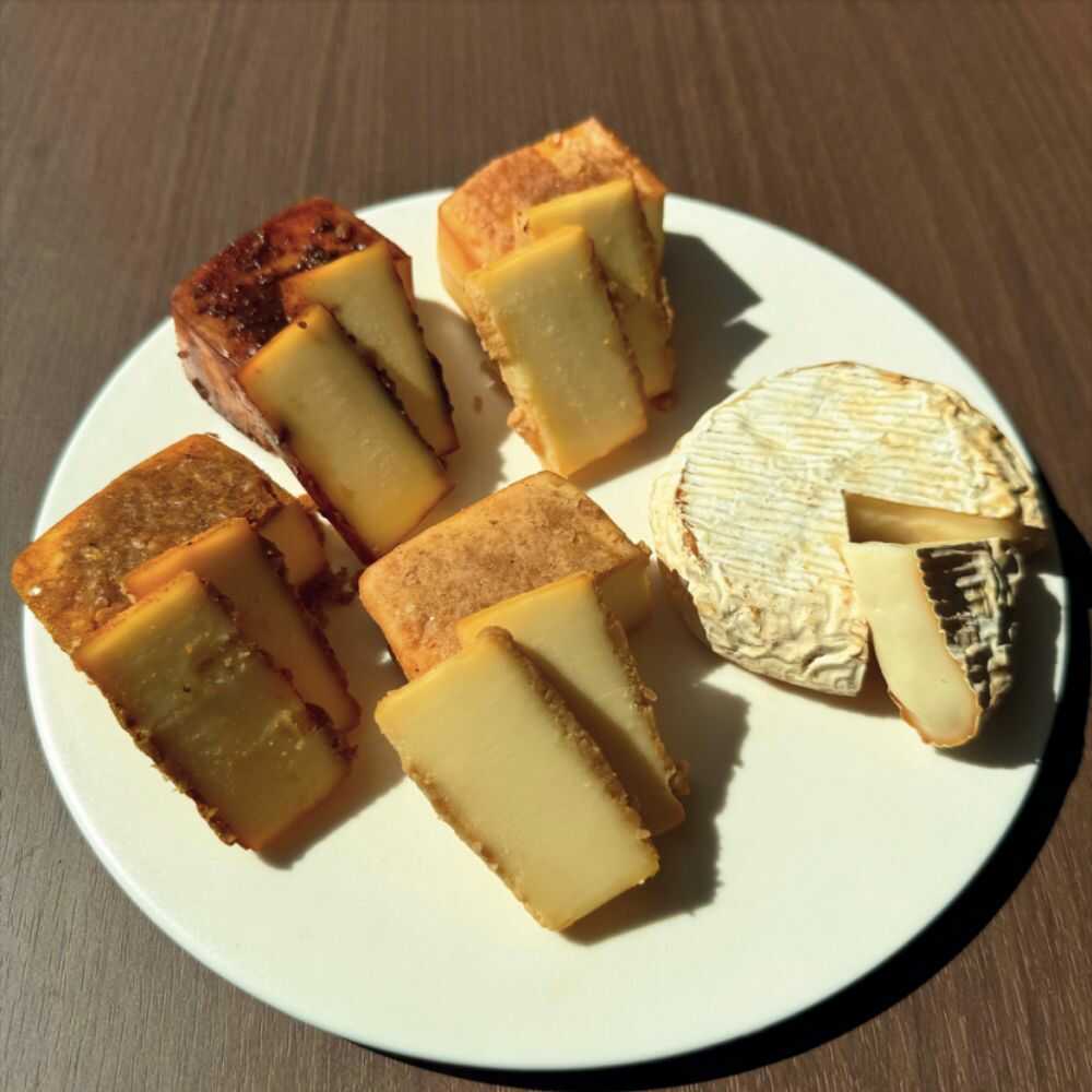 【ふるさと納税】北海道 燻製チーズ 5種セット 個性派バラエティ | チーズ 燻製 スモークチーズ セット 食べ比べ 北海道 | 有限会社ヤマキ山本靖商店[BOCB002]