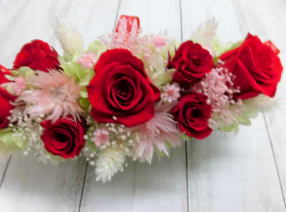 横長華やかアレンジ (レッド)｜プリザーブドアレンジ｜ドライフラワー インテリア バラ 薔薇 カスミソウ かすみそう アジサイ あじさい 紫陽花 フラワーギフト 花 結婚式 パーティー ブライダル プ