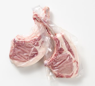 純白のビアンカトマホーク「骨付き豚ロース」2本 豚肉 ぶた ぶた肉 肉 お肉 国産 冷凍 箱入り のし 贈答 ギフト プレゼント お中元 お歳暮 父の日 母の日 敬老の日 焼肉 BBQ 新鮮 新潟県 