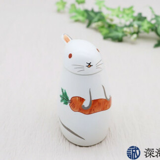 有田焼 心地よい注ぎ、液だれしにくい優秀な醤油さし / うさぎ 深海三龍堂 しょうゆ しょうゆ差し かわいい 可愛い 兎 卯 ウサギ A15-231