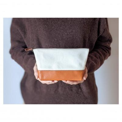 ふるさと納税 美濃市 美濃和紙から作られた紙布とイタリア生まれのベジタブルタンニンレザーで仕立てたポーチ/キャメル