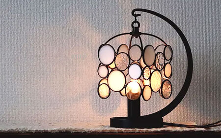 ステンドグラスのテーブルランプ チビ ホワイト / ランプ オリジナル ギフト / 瀬戸市 / Ｎｉｊｉｉｒｏ　Ｌａｍｐ[BBAD046]