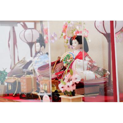 ふるさと納税 春日部市 清宝作 ひな人形(友禅衣装)背景刺繍入り 三五親王 六角アクリルケース 家具調塗 222A-72 |  | 01