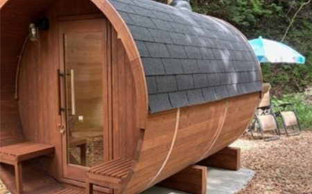 こびとの森「森のサウナ」　2人用 | 森のサウナ バレルサウナ 自然体験 森林浴 サウナ旅 国産ヒノキ ピリッと水風呂 伏流水使用 自然の癒し サウナデトックス 森の癒し 体験型返礼品 静かな森 サウ