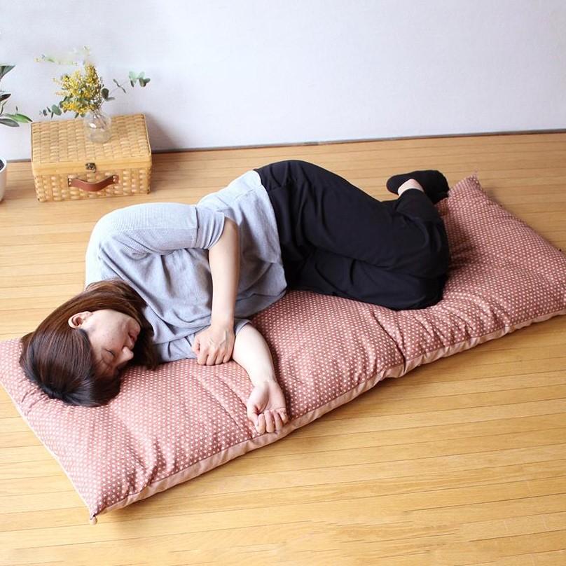 【ふるさと納税】【 洛中高岡屋 】うたた寝にちょうどいい寛ぎのアイテム カバータイプごろ寝敷きふとん＜ゆったりサイズ＞（ピンク系） | 京都 ふとん 布団 敷布団 寝具 ギフト お祝い 内祝い 座布団 老舗 洛中高岡屋 京都府 京都市