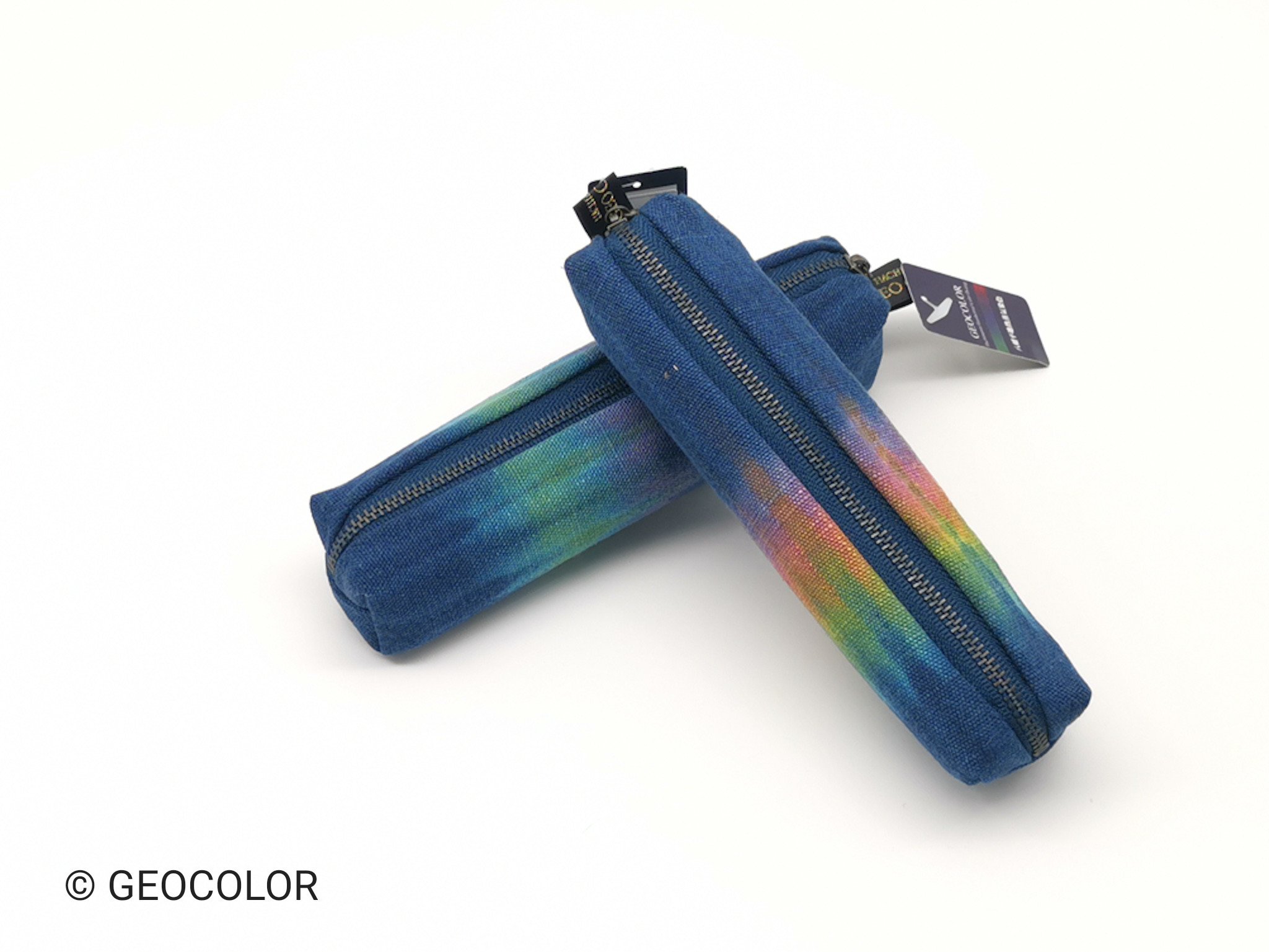 地熱蒸気で染色した鮮やかなペンケースです。