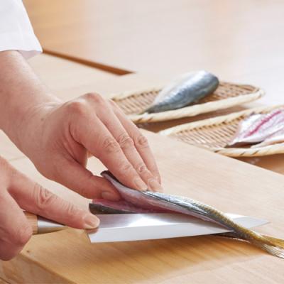ふるさと納税 関市 ■ミシュラン料理人 橋本幹造 両刃包丁 片縞出刃 ◇ 貝印 (AB5513) |  | 03
