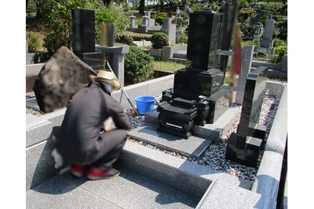 墓地の除草（秩父聖地公園内の区画墓地） No.241