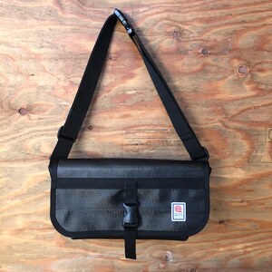 11-59BK　【SUWAプレミアム】FIRE HOSE PRODUCTS　ボディバッグ　ブラック（L）（パイピングカラー：黒）／信州諏訪ガラスの里