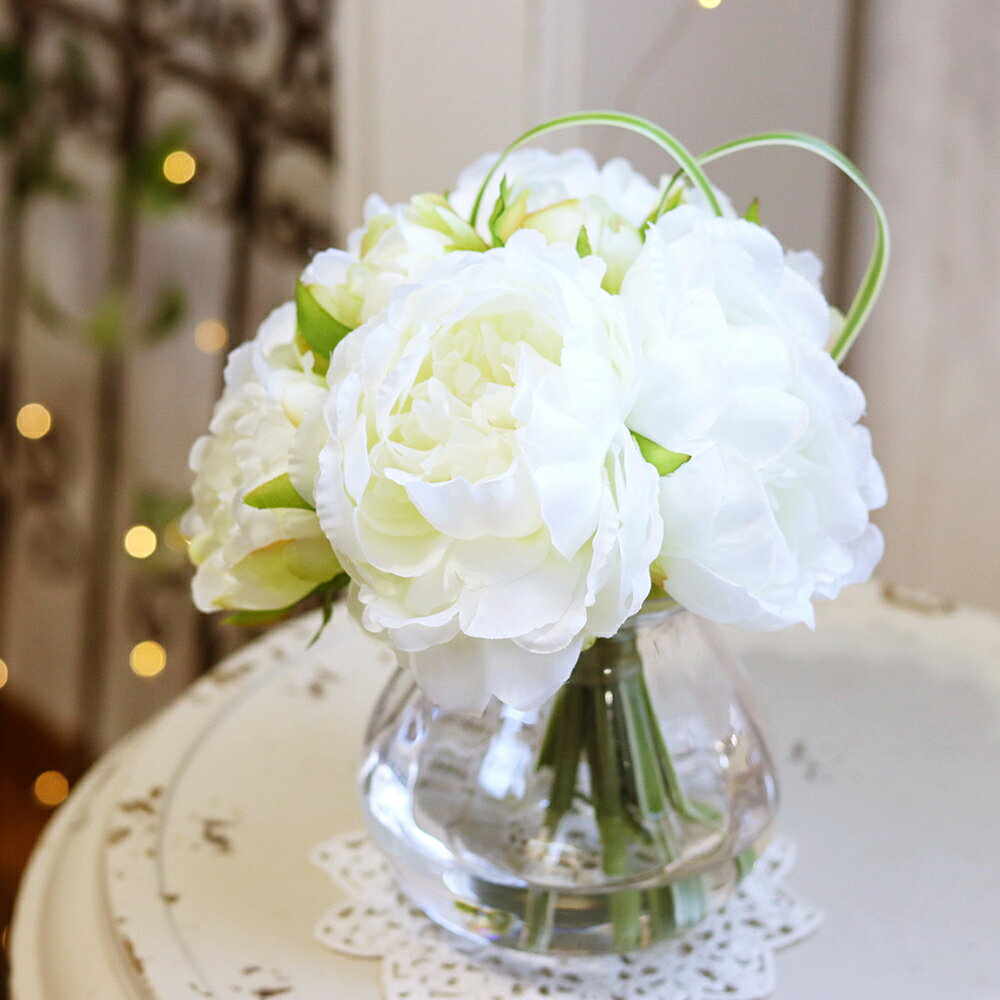 【ふるさと納税】水換え不要!!ピオニー（芍薬）の花瓶に入った花束：white 花束 花 インテリア ピオニー 芍薬 アーティフィシャルフラワー 水替え不要 グリーン ガラス 花瓶 造花 ホワイト 白
