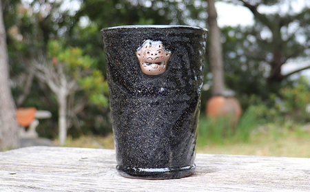 漆黒の中に星雲のような輝き ガローシ釉 シーサー付フリーカップ（大） SDGs やちむん 焼き物 陶器 やちむん土炎房 釉薬 上薬 軽石 漂着 鉱物 窯出し 一点もの 奥深い 味わい 大地 宇宙 土 