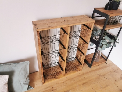 無垢材 ワイヤーバスケット シェルフ 8段 かご付 ブラウン｜新星金属製作所 大阪府 守口市 玄関 リビング 子供部屋 ホルダー 棚 アンティーク ラック ニッチ カントリー雑貨 収納 天然木 アイア