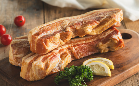 篠山ハム 吊るしベーコン　約2kg  チェリースモーク燻製 色々な料理に！ 冷凍 小分けなので使いやすい！ ベーコン燻製 冷凍配送 冷凍食品 ベーコンブロック 厚切りベーコン　大容量ベーコン[AU06