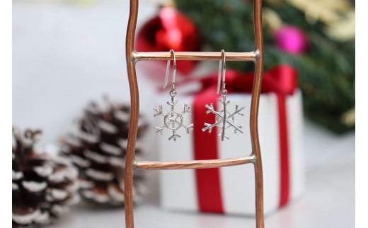 
            【プレゼント包装付き】シルバー 雪の結晶ピアス（銀色 /S）
          