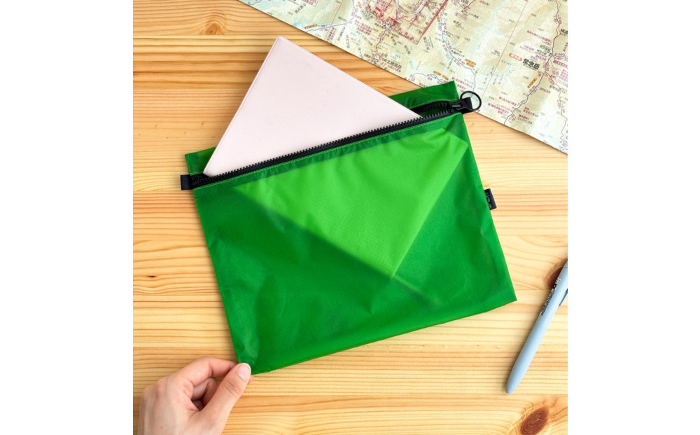 【緑】A5サイズが入る軽いナイロンフラットポーチ　旅行用　着替え