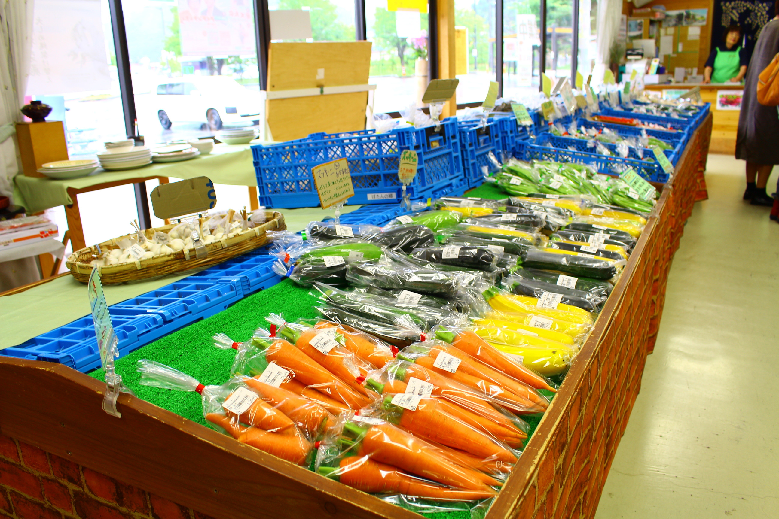 ぼたんの郷。新鮮な野菜が並ぶ市場です。