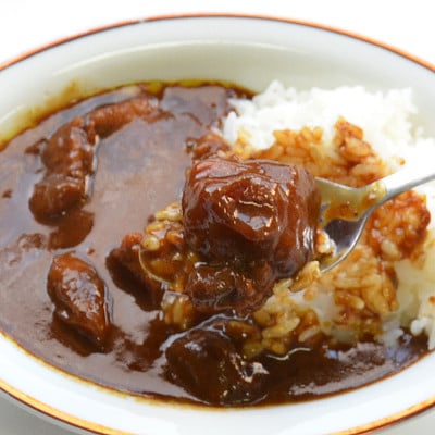 【発送月固定定期便】ゴロッ!と入ったコラーゲン牛すじカレー5食セット(岡垣町)全6回