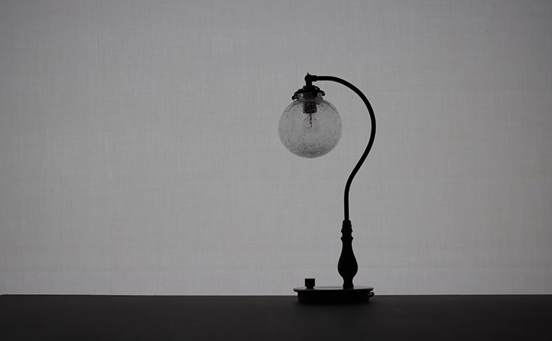 満月のテーブルスタンド 1個 ガラス 加工品 テーブルスタンド 照明 間接照明 透明 宙吹き 吹きガラス 硝子 手作り 工房 作品 インテリア 工芸品 雑貨 一点もの プレゼント 贈答 自家用 送料無