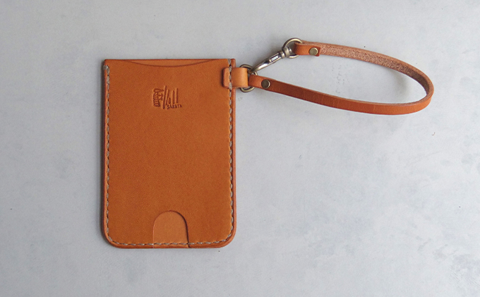 【坂田典子の革小物】 使い込むほどに味わい深くなる、革のパスケース（キャメル）