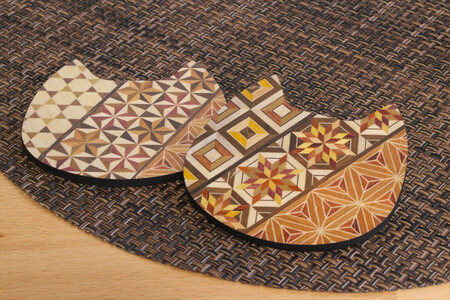 【箱根寄木細工　猫の形がかわいい貼りコースター２枚セット】いつもの暮らしにおしゃれなアイテムを【 コースター 神奈川県 小田原市 寄木細工 寄木細工】