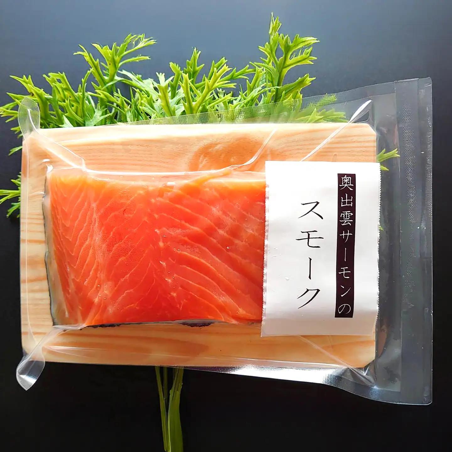 奥出雲サーモンの冷薫スモーク 100g×4パック | サーモン 冷薫スモーク 加工品　海鮮　国産 島根県雲南市/結システム[AIEW006]