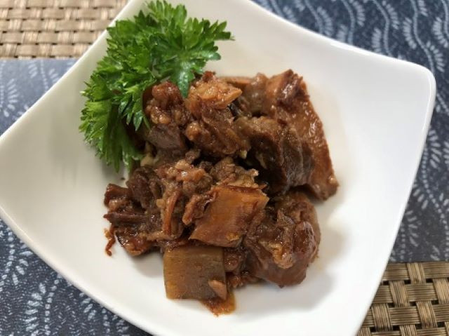 
【近江牛 すじ煮込み】肉 牛肉 冷凍 ブランド牛 三大和牛 和牛 黒毛和牛 冷凍食品 お弁当 おかず お惣菜 産地直送 滋賀県 竜王
