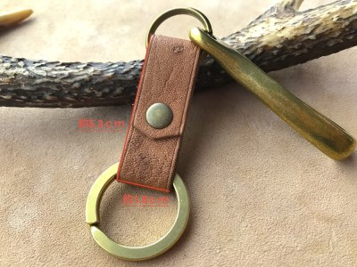 鹿革と真鍮のベルトフックキーホルダー【茶・無染色】革小物 レザー キーリング 革製品 ハンドメイド レザークラフト アクセサリー お洒落 おしゃれ ギフト プレゼント【R00464】