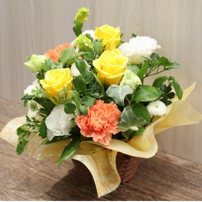 ふるさと納税 ふじみ野市 【イエロー・オレンジ系:バラ、カーネーション+季節のお花】生花アレンジメント |  | 02