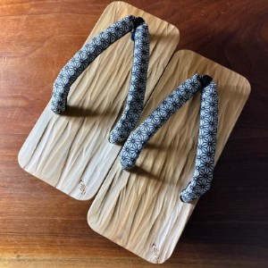 郡上踊り　踊り下駄　槍鉋(やりかんな)下駄　男性用XLサイズ　鼻緒/麻の葉(白)【1362839】