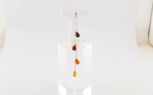 Amberlogue ペンダント しずく４粒（金属素材：K10　琥珀：6.5×4.5×4mm　サイズ：全長65mm）