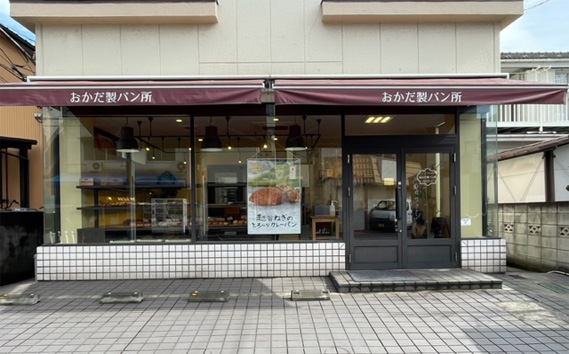 越谷ねぎのとろ〜りカレーパン（6個入り） ／ パン 惣菜パン カレーパン 手軽 おやつ 軽食 朝食 夜食 冷凍パン 冷凍カレーパン 横綱ねぎ 自家製 ねぎカレー 越谷産 ねぎ ネギ 地元 野菜 贅沢 