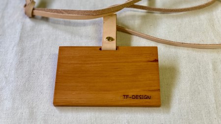 ネームカードホルダー　(チェリー)　ヌメ革ネックストラップ付き ネームホルダー カードホルダー IDカードケース【018S004】