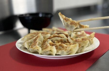 ガツンとニンニク肉ぎょうざ５０個入り【食品 加工食品 人気 おすすめ 】