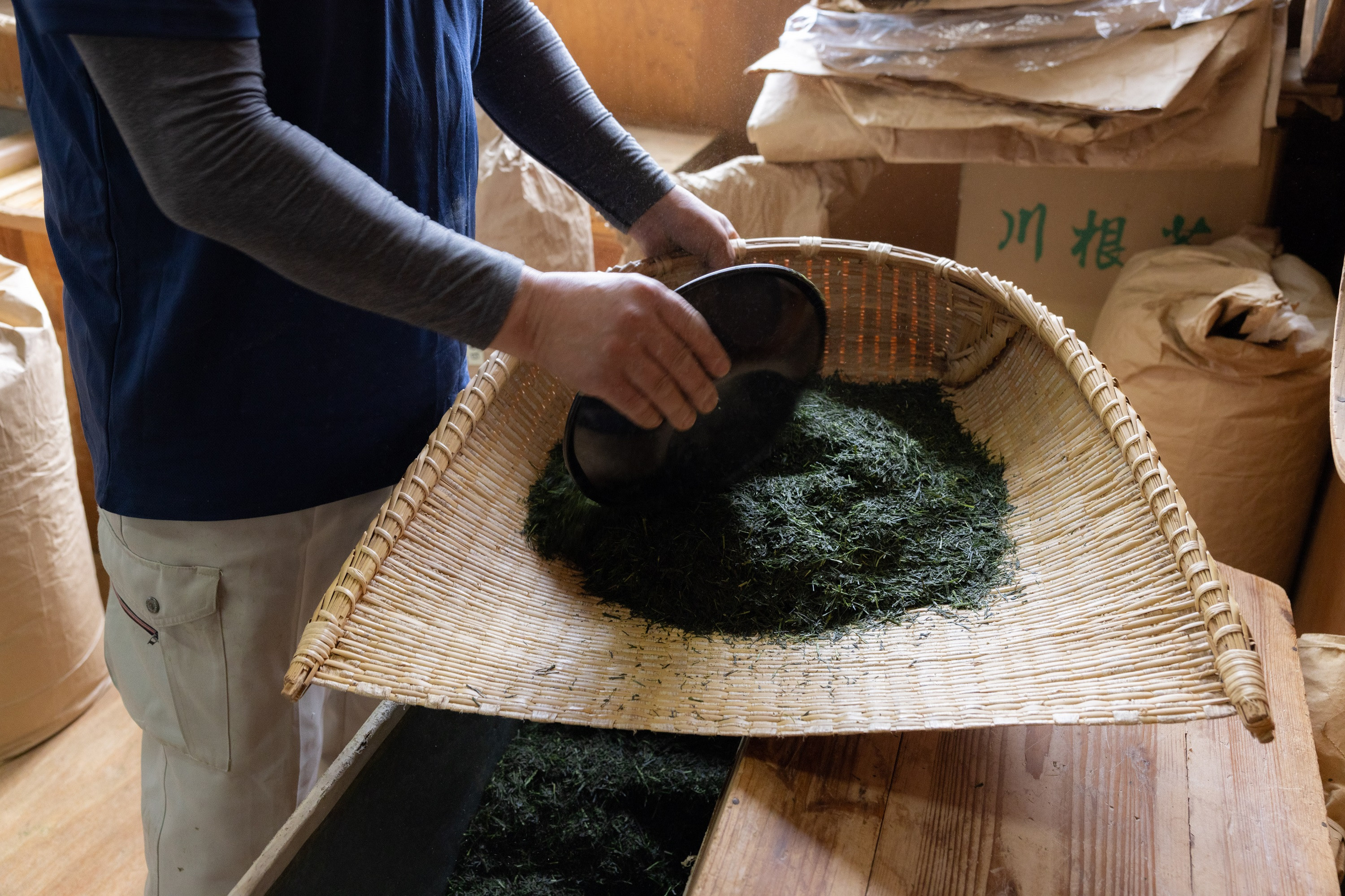 川根の茶」ペットボトル、作業風景