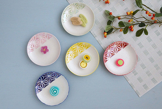 
            有田焼 カラフルな麻ノ葉紋小皿 12.2cm 色変わり5色組 鷹巣瑞光堂 35000円 3.5万円 A35-414
          