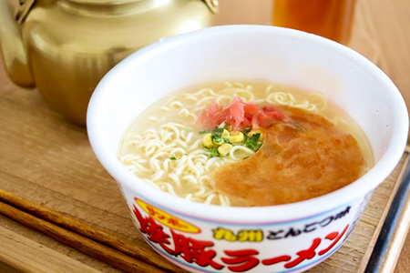 【年4回・四季の定期便】サンポー食品の定番商品　焼豚ラーメン 12食入(1ケース)【サンポー ラーメン 豚骨スープ 九州とんこつ カップめん 焼豚 濃厚 定番 コク ちぢれ麺】C6-A001305