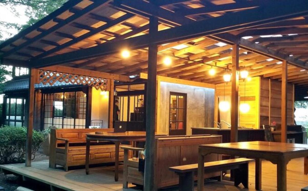 冷凍・冷蔵庫完備。雨天でも快適に過ごせる、森のキッチンテラス