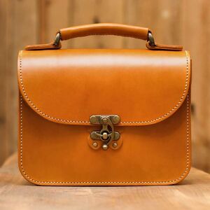 蝶モチーフのアンティークなヌメ革2wayバッグ≪キャメル≫【hrn05】