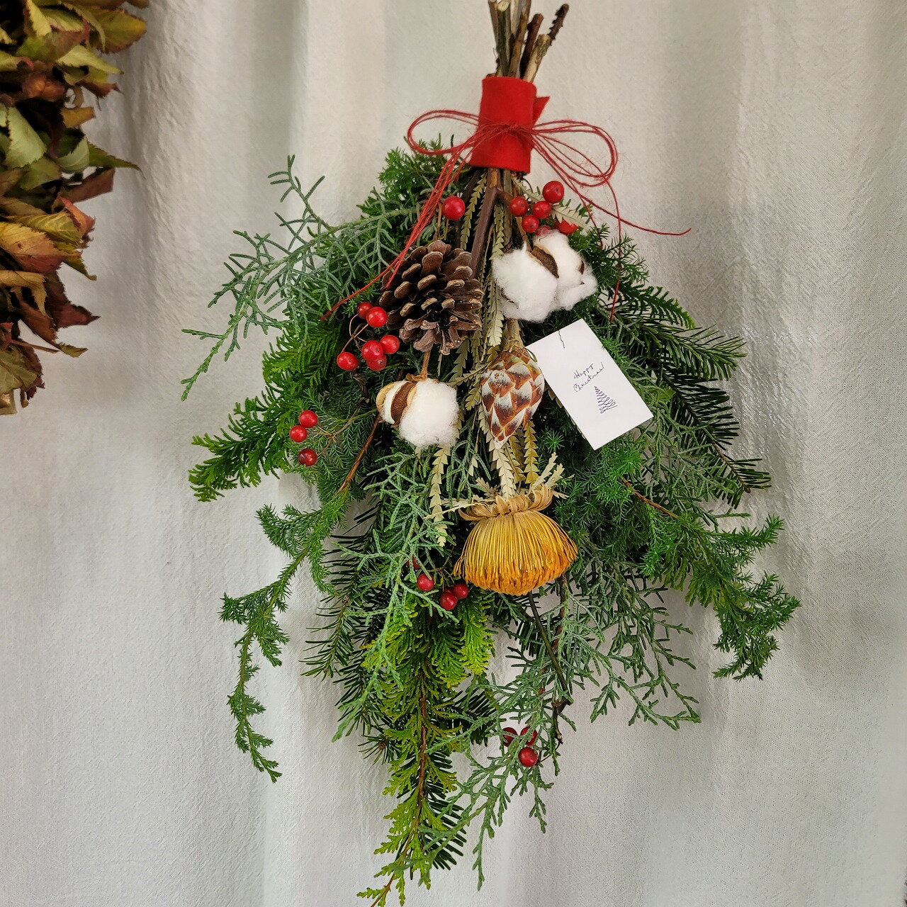【ふるさと納税】Xmas 自分で作る スワッグ 【赤】新潟 阿賀 たけむら生花店 キット｜季節 おまかせ インテリアグリーン ドライフラワー 贈り物 ギフト 送料無料 プリザ クリスマス プレゼント 壁掛け おしゃれ ナチュラル 自作 期間限定 ※2025年11月中旬頃より順次発送