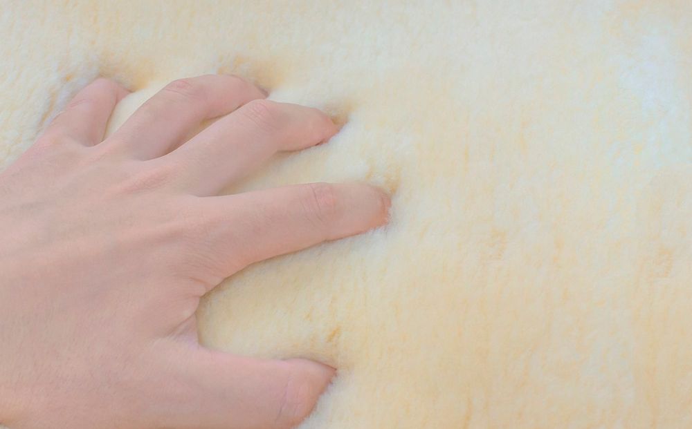奈良 (株)マスダ製 ムートン フリース 2匹物 毛長28ｍｍ／ 羊毛皮 羊毛 スプリングラム 100％使用 天然素材 インテリア ラグ オールシーズン 通年 贈り物 プレゼント 誕生日 記念日 株式