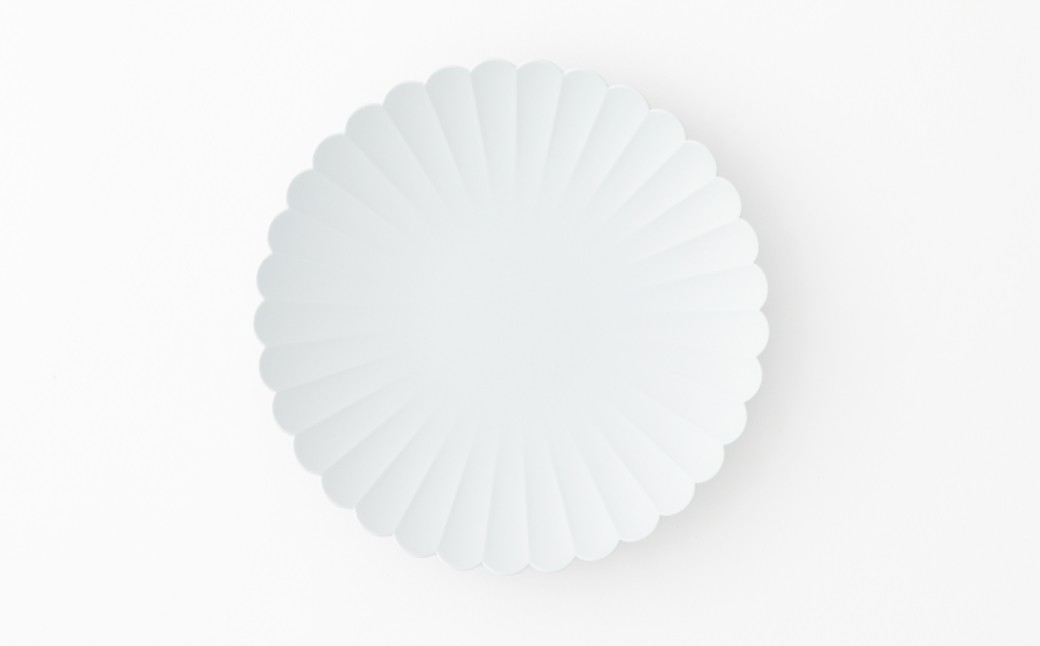 おしゃれな見た目と機能性の高さでたくさんの食卓で愛用されています。取り皿としても使いやすい16cmのサイズです。