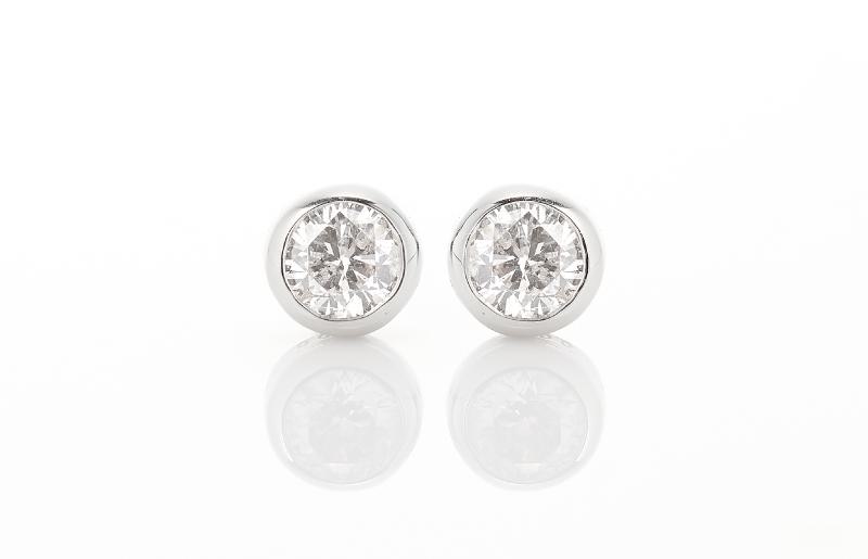 ARC-EN-CIEL プラチナ ダイヤ ピアス（計0.16ct）【鑑別書付き ジュエリー プレゼント ギフト ファッション アクセサリー 贈り物 贈答 お祝い 記念日】 J011-3