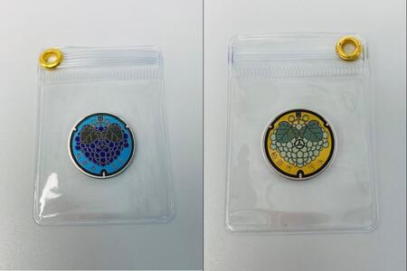 チタン製ミニチュアマンホール・メダル柏原市セット【ぶどう・シャインマスカット】