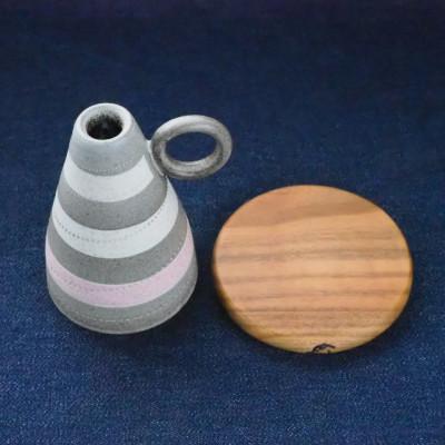 ふるさと納税 東峰村 リング一輪挿し・ミニ花瓶(小石原焼マットピンク)高さ約9cm、山桜の花台付 |  | 02