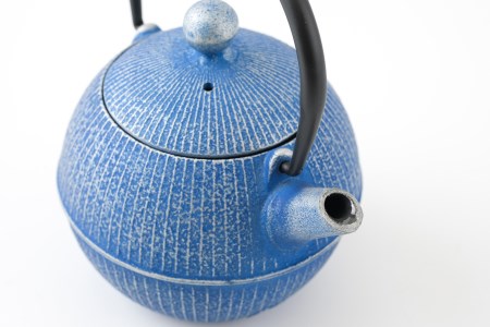 【6カ月以内発送予定】南部鉄器 急須 手まり(デニム) 0.5L 【及春鋳造所 作】 伝統工芸品 キッチン用品 食器 日用品 雑貨[Y0079]