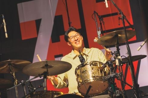 ドラム：笠井″どん″快樹※鶴オフィシャルサイトより説明文引用