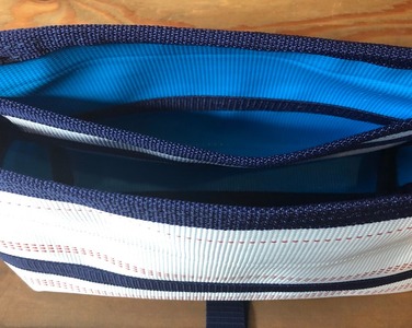 11-58N　【SUWAプレミアム】FIRE HOSE PRODUCTS　ボディバッグ　ホワイト（L）（パイピングカラー：紺）／バッグ ななめ ショルダー レディース メンズ 信州 諏訪