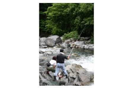 囲炉裏付き古民家「月夜見山荘」に泊まり、ベテラン釣り師と渓流釣りに挑戦！