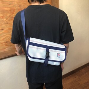 11-58N　【SUWAプレミアム】FIRE HOSE PRODUCTS　ボディバッグ　ホワイト（L）（パイピングカラー：紺）／バッグ ななめ ショルダー レディース メンズ 信州 諏訪